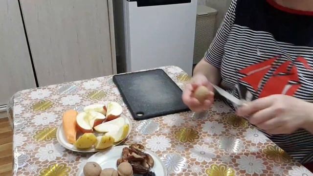 Готовим вместе с детьми. Десертный салат "Белочка" смотреть онлайн
