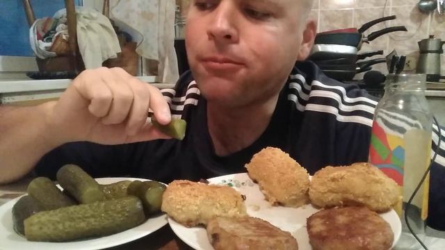 МУКБАНГ КОТЛЕТЫ ПО КИЕВСКИ мираторг / ОБЖОР котлеты домашние мираторг смотреть онлайн