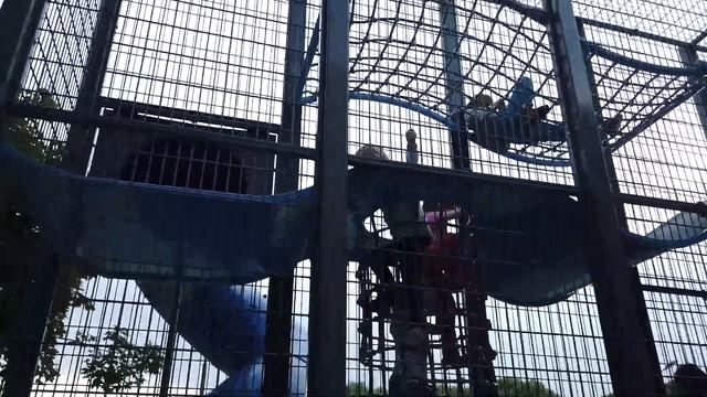 ОГРОМНАЯ ЛАЗИЛКА , гуляем в парке , КОРМИМ уточек 2 раз. СУПЕР ДЕТСКАЯ ПЛОЩАДКА в Жуковском. ВВВЛОГ смотреть онлайн