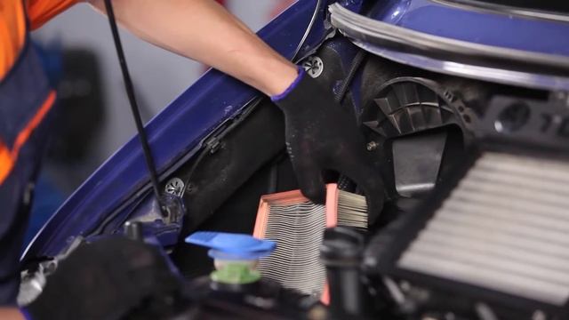 Kā nomainīt VW TRANSPORTER T4 Motora gaisa filtrs [PAMĀCĪBA] смотреть онлайн