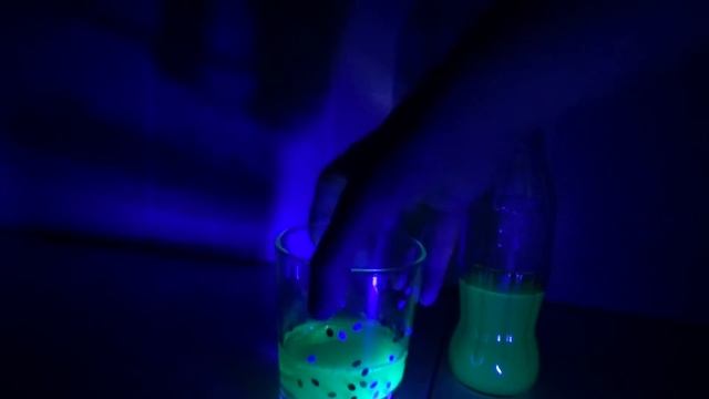 Жидкость которая светится (стержень маркер и вода) смотреть онлайн