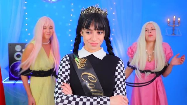 Уэнсдей Аддамс! Мы удочерили Уэнсдей! смотреть онлайн