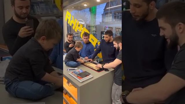 Хасбулла разбивает iPhone 13 Pro в броне X-ONE _ Хасбулла в магазине X-ONE _ Хасбулла Хушетский