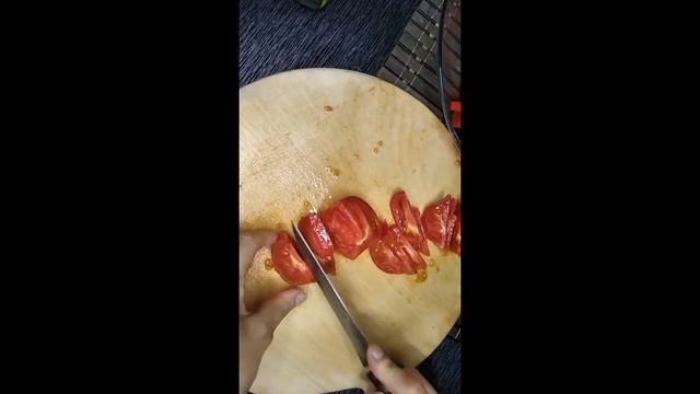 Салат с курицей, овощами и красной фасолью смотреть онлайн