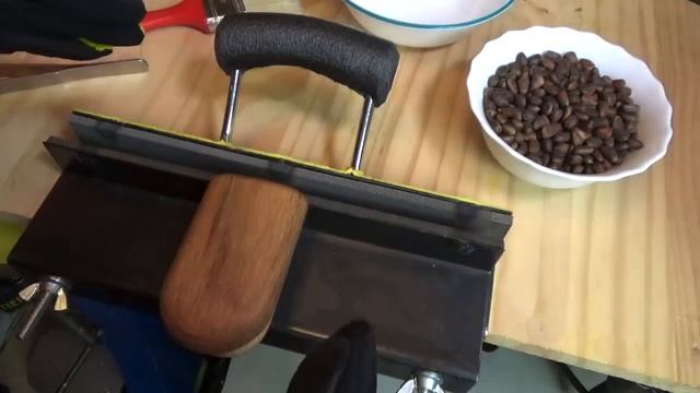 Кедровый орехокол из двух напильников. Pine nut cracker. смотреть онлайн