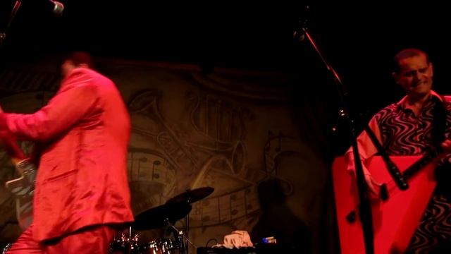 RED ELVISES Three Alley Cats смотреть онлайн