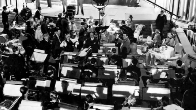 Al Jolson sings "About A Quarter To Nine" смотреть онлайн