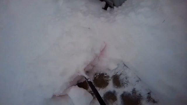 Уборка снега с "каменной" дорожки... смотреть онлайн