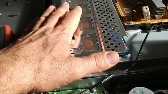 Ремонт телевизора SONY KDL 40U2000 Не включается Лампочка зелёная моргает и загорается красная смотреть онлайн