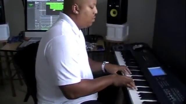 Guzy, BeatDown Fridays Episode 2 Making a beat using Omnisphere in Logic X смотреть онлайн