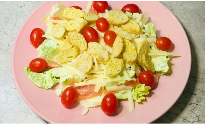 Цезарь со слабосолёной сёмгой - салат-конструктор из рубрики "собери за 5 минут", "гости на пороге"