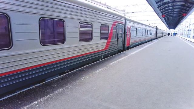 ЭП2К-221 с поездом №170 Симферополь—Санкт-Петербург прибывает на московский вокзал Санкт-Петербурга смотреть онлайн