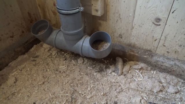 Бункерная кормушка для куриц из сантехнических труб.