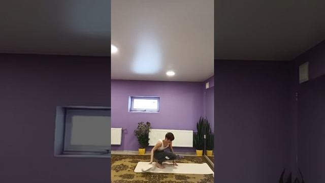 Практика йоги с акцентом на скручивания. смотреть онлайн