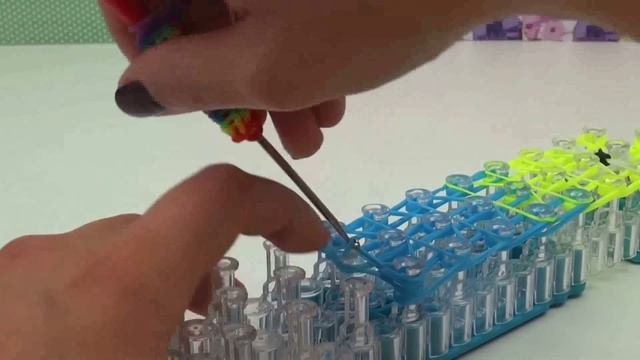 Брелки Миньоны из резинок радужек на станке How to make minion charm Rainbow Loom | русский смотреть онлайн
