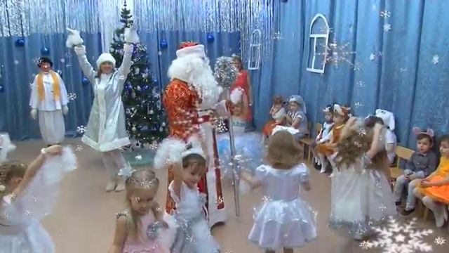 Танец снежинок "Вокруг дедушки Мороза будем весело ходить". смотреть онлайн