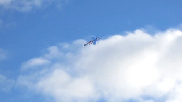 Полет самолета Micro-Angel из потолочки смотреть онлайн