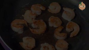 Брускетты с авокадо и креветками.