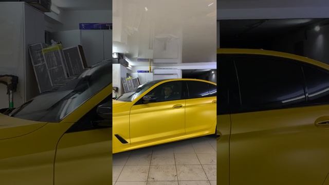 BMW 5 серии - оклейка кузова в жёлтый матовый металлик, шумоизоляция, тонировка, притемнение фар смотреть онлайн
