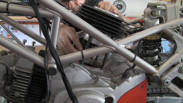 Ducati Monster 600 -- Teil 18 -- Motor zusammenbauen смотреть онлайн