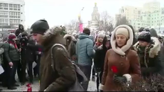 Flowers are placed in front of French Embassy in Moscow смотреть онлайн