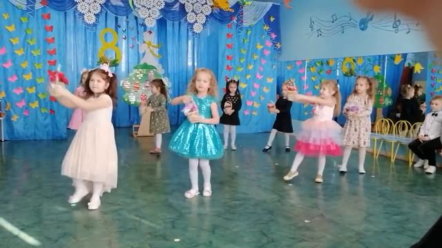 Танец девочек на 8 Марта (средняя группа) Карпач Г. смотреть онлайн