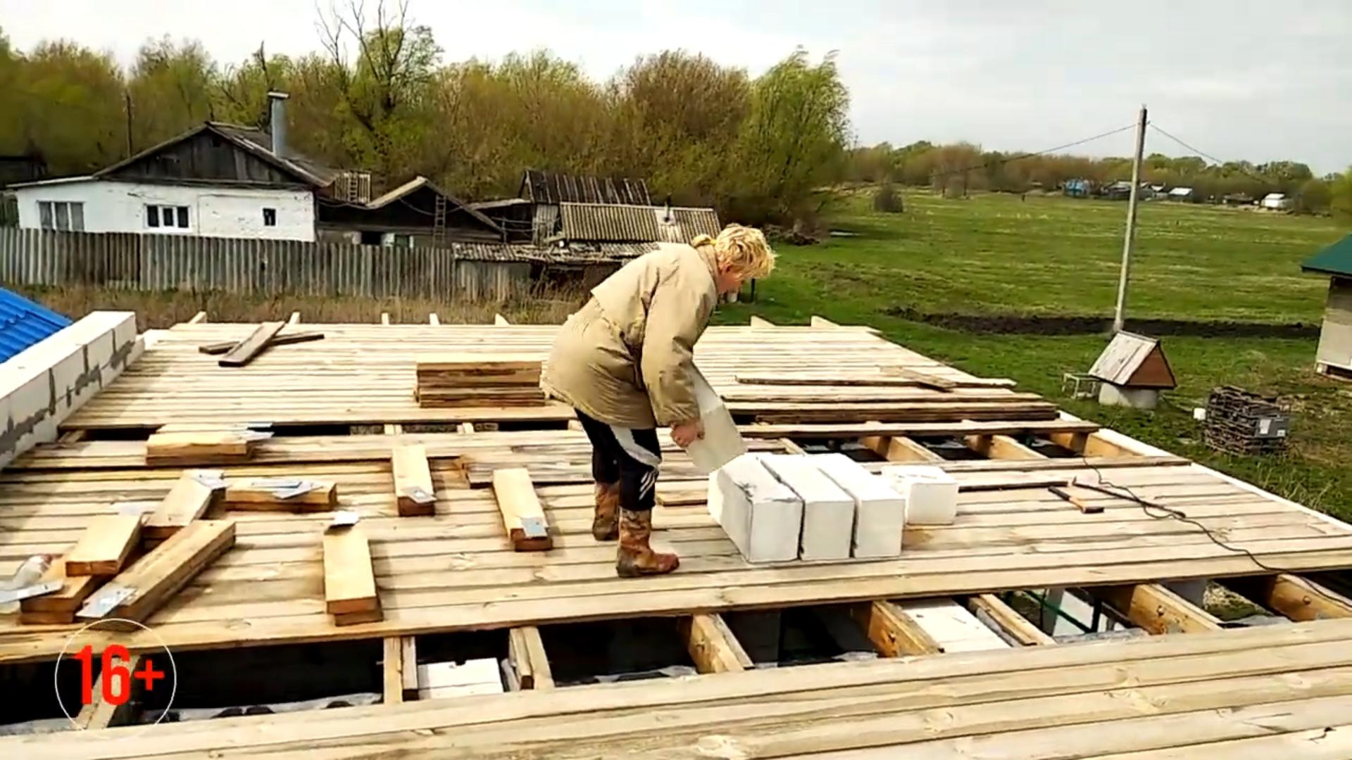 Начали разбирать стенку из газоблоков. Дом в деревне.