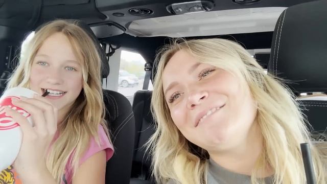 SNEAKiNG MY SiSTER OUT ON HER BiRTHDAY! *SHOPPING!* смотреть онлайн