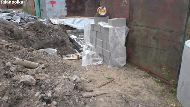 #11/СТРОИМ МАСТЕРСКУЮ ГАРАЖ СВОИМИ РУКАМИ/Укладываю дренажную трубу. Заполняю котлован околом смотреть онлайн