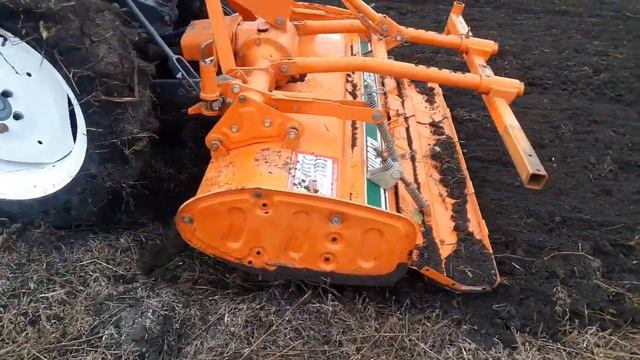 Минитрактор KUBOTA X20D.Работа фрезой в поле. смотреть онлайн