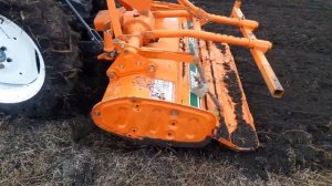 Минитрактор KUBOTA X20D.Работа фрезой в поле.