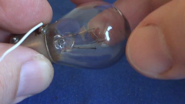 Как устроена ЛАМПОЧКА НАКАЛИВАНИЯ. Принцип работы и почему она светится смотреть онлайн