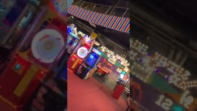 Coding while walking through the rows of arcade machines || JavaScript, Kotlin, Swift, HTML, Lua, G смотреть онлайн