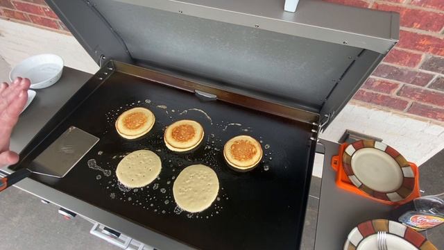 Old Fashioned Pancakes on the Blackstone Griddle смотреть онлайн