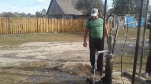 Ручной глубинный насос качает с 33 метров.