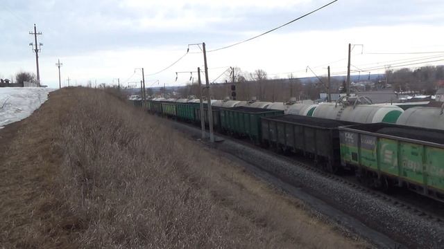 2ТЭ25КМ-0373 и ВЛ80С-312/093Б с грузовыми поездами, ст.Агрыз смотреть онлайн