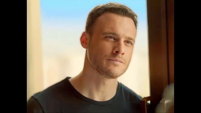 KEREM BÜRSIN INVITA I SUOI SEGUACI A VIVERE L'ESPERIENZA DEL 'THE CLUB' смотреть онлайн