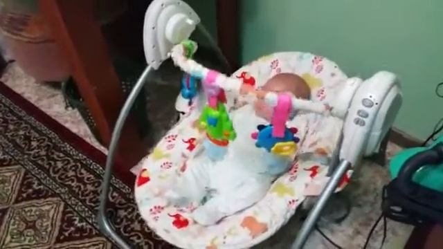 малыш спит в качеле-шезлонге для малышей Geoby QQ502. смотреть онлайн