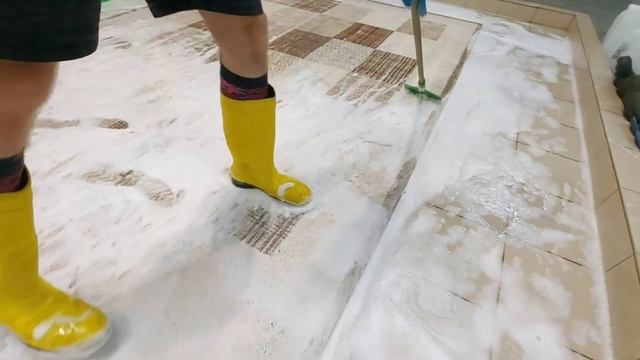 Трение щёток, сгонка пены и полоскание: залипательная стирка ковра / Brush rub, foam and rinse ASMR смотреть онлайн