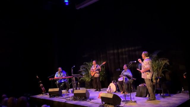 R Carlos Nakai Quartet - Maui Center - World Fusion Dance Music смотреть онлайн