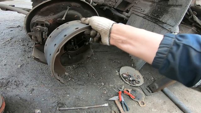 Вот почему нужно следить за колесными гайками. Ремонт ISUZU NQR смотреть онлайн