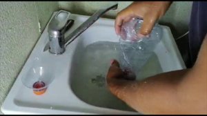 Как устранить засор в раковине если нет вантуза, самостоятельно без вызова мастера. Убрать засор.mp4