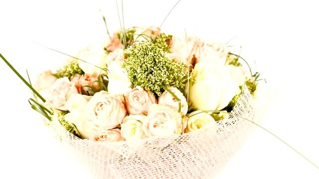 Букет из роз Бомбастик и Трахелиума - Цветочный Маркет 24 смотреть онлайн