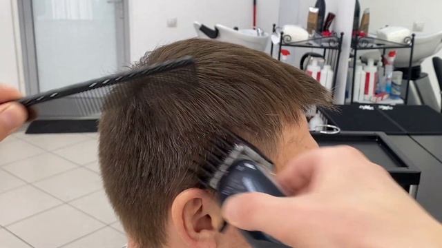 Мужская стрижка, которую должен уметь стричь каждый / mens regular haircut смотреть онлайн