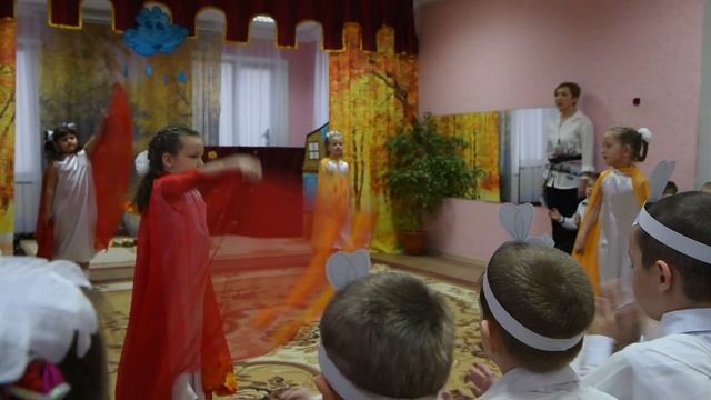 ТАНЕЦ ОСЕННЕЙ ЛИСТВЫ. Фрагмент утренника "Стрекоза и муравей". 2020.11.20 Вишневогорск, д/с Вишенк смотреть онлайн