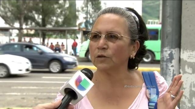 Captan en video el momento en que un hombre ahoga a una niña de tres años смотреть онлайн