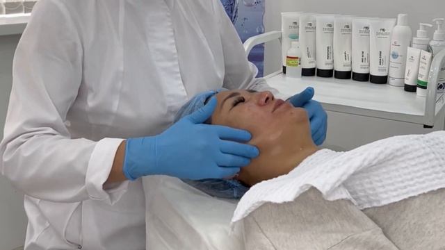 Сезон пилингов: Салициловый пилинг для лица и как он подготовит Вашу кожу к новогодним праздникам