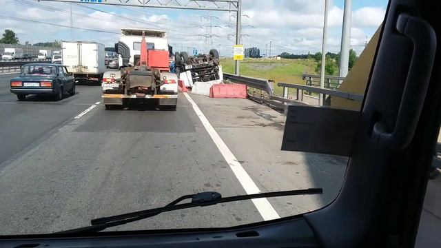 Наружное кольцо. 103км. Перевернулся грузовик смотреть онлайн