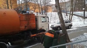 На сколько градусов подымит кузов мусоровоз? Мусоровоз на загрузке мусора.