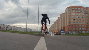 Как делать банни-хоп на фиксе через бордюр